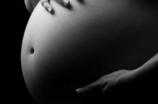 pregnancy-photography-black-white first signs of pregnancy